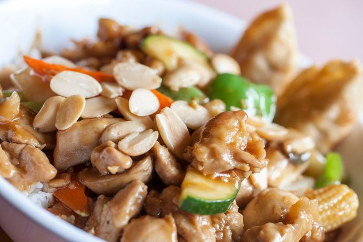piatto di pollo con mandorle