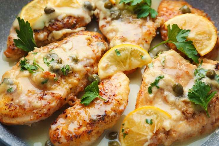 pollo con limone su piatto
