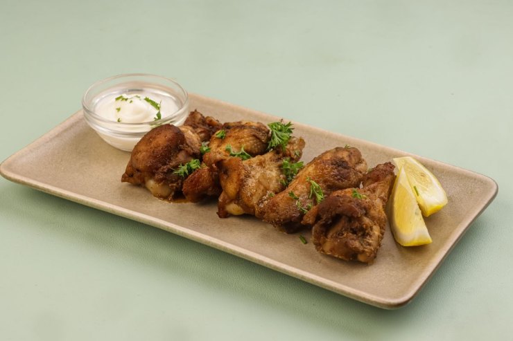 piatto di pollo con limone e salsa yogurt