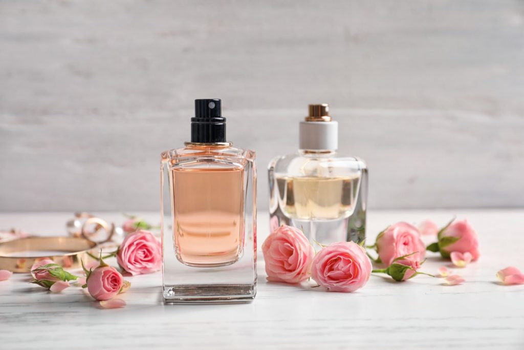 bottiglie di profumo con fiori