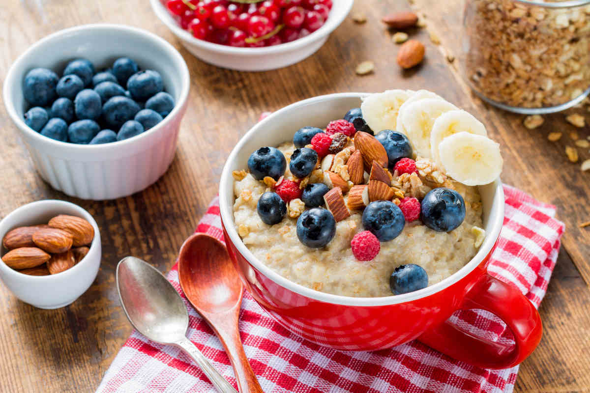 porridge con frutta secca e mirtilli freschi su tavolo apparecchiato
