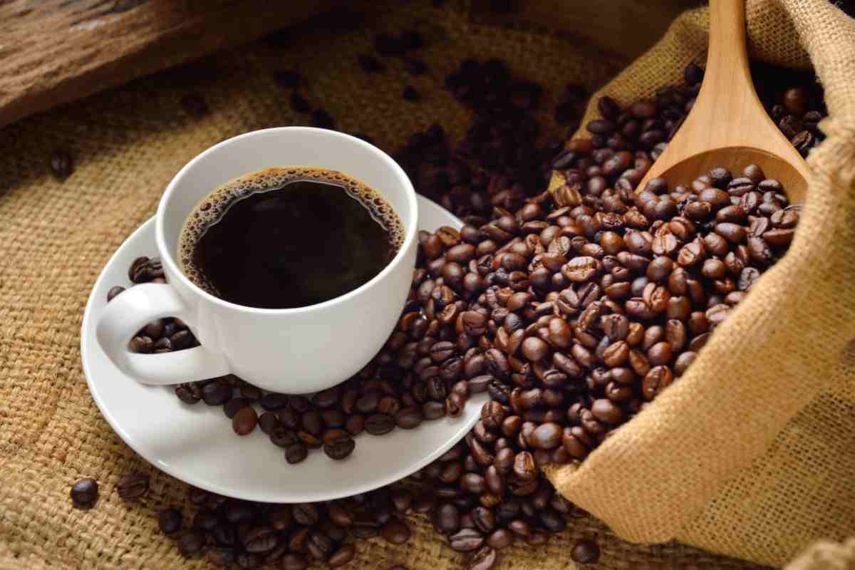 bicchiere di caffè con chicchi di caffè