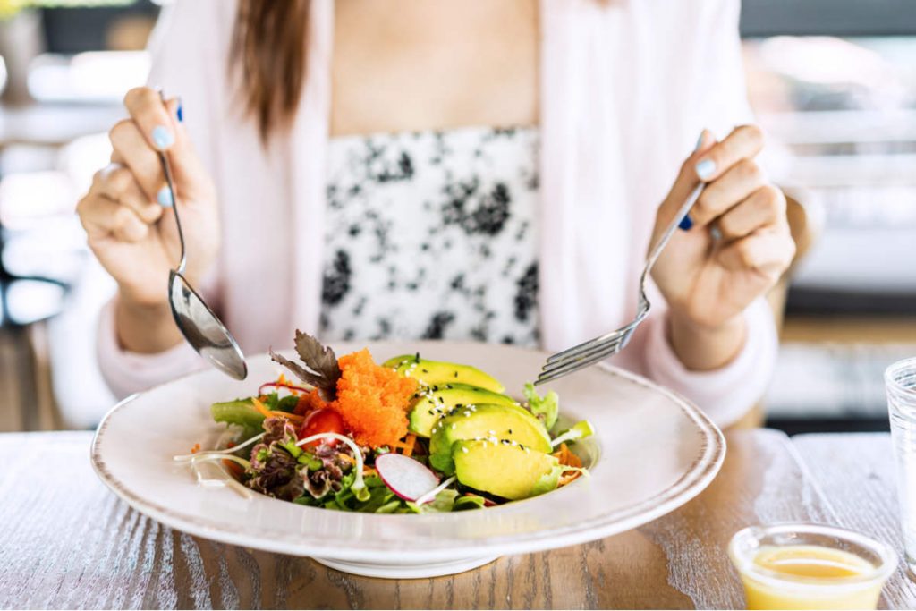 piatto di insalata con avocado e salmone