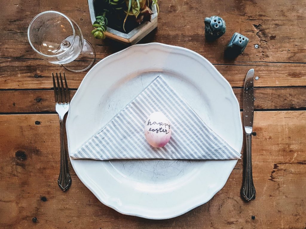 tavola apparecchiata per pasqua