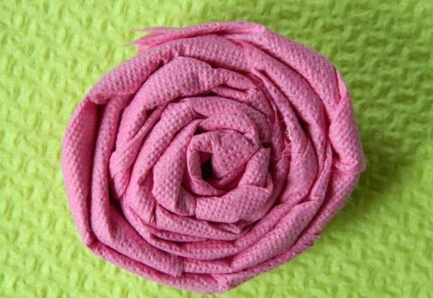 Rosa con tovaglioli