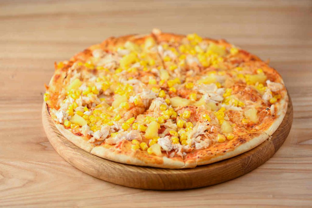 pizza margherita con mais e tonno