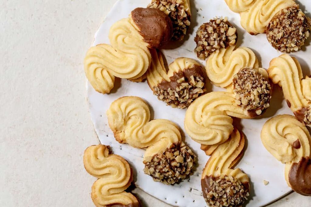 biscotti di pasta frolla a forma di esse con cioccolato