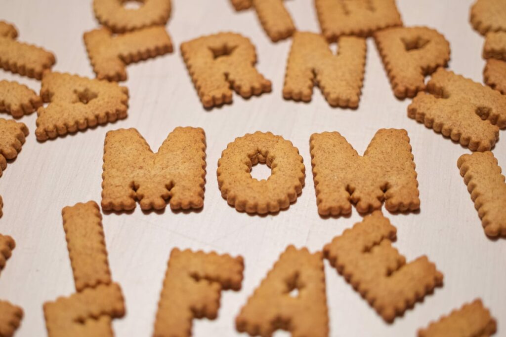 biscotti a forma di lettere scritta mom