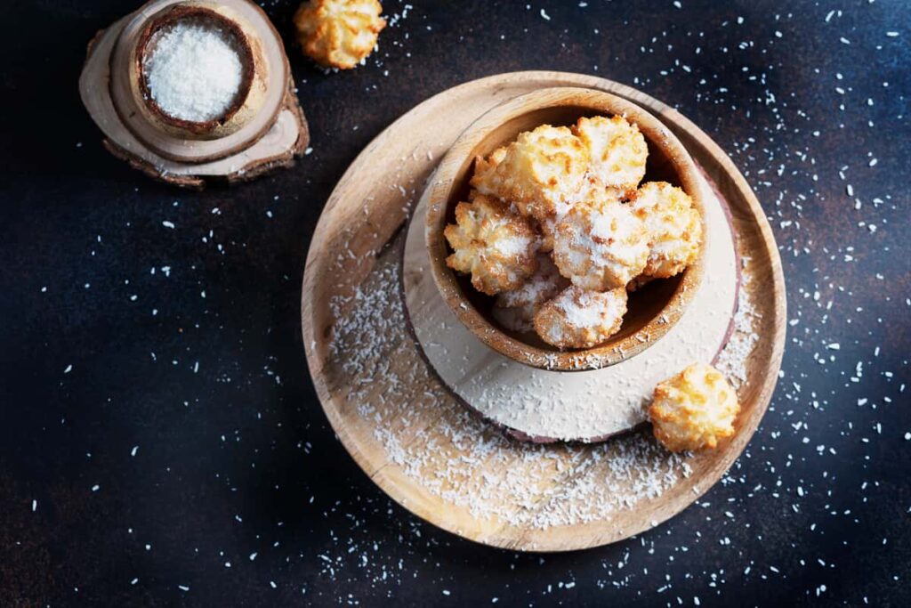 tazza con biscotti al cocco e cocco rapè