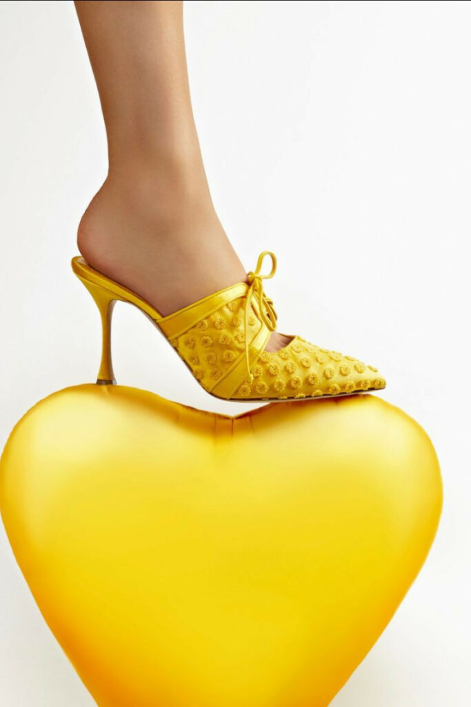 Manolo Blahnik mules gialle su cuore giallo