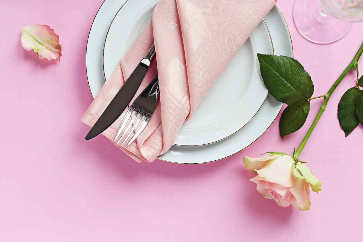 tavola apparecchiata per la festa della mamma
