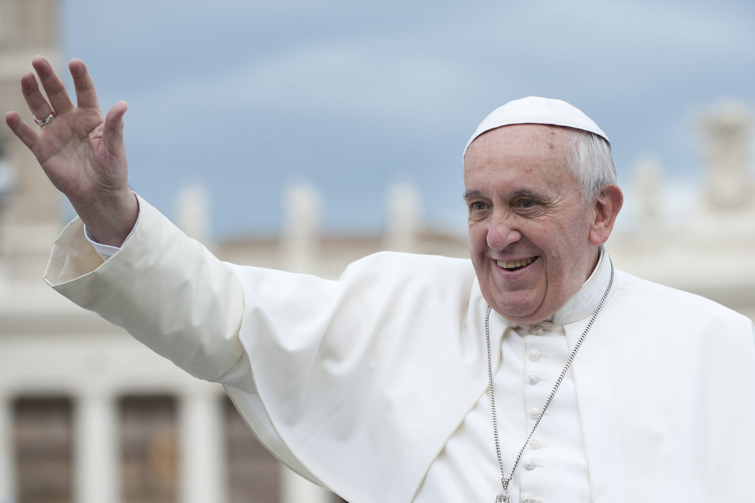 “Donne che guadagnano meno degli uomini”, per il Papa è uno scandalo