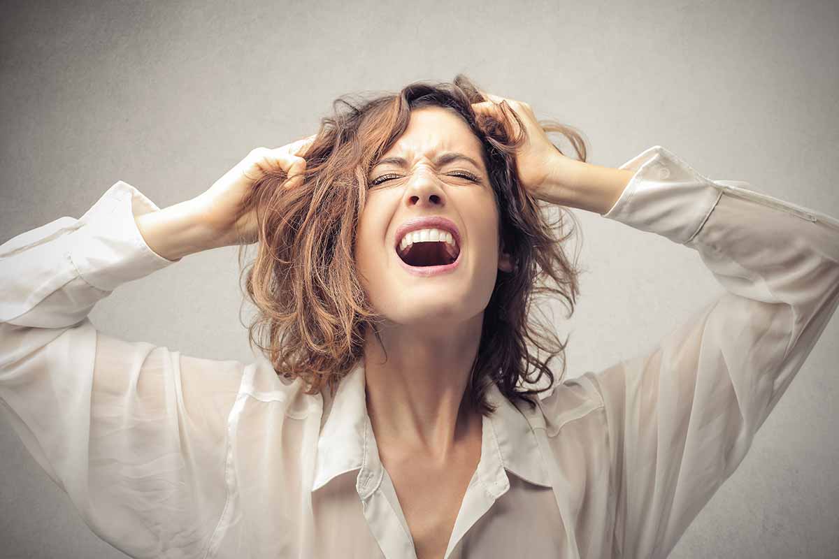Donna disperata che si strappa di capelli