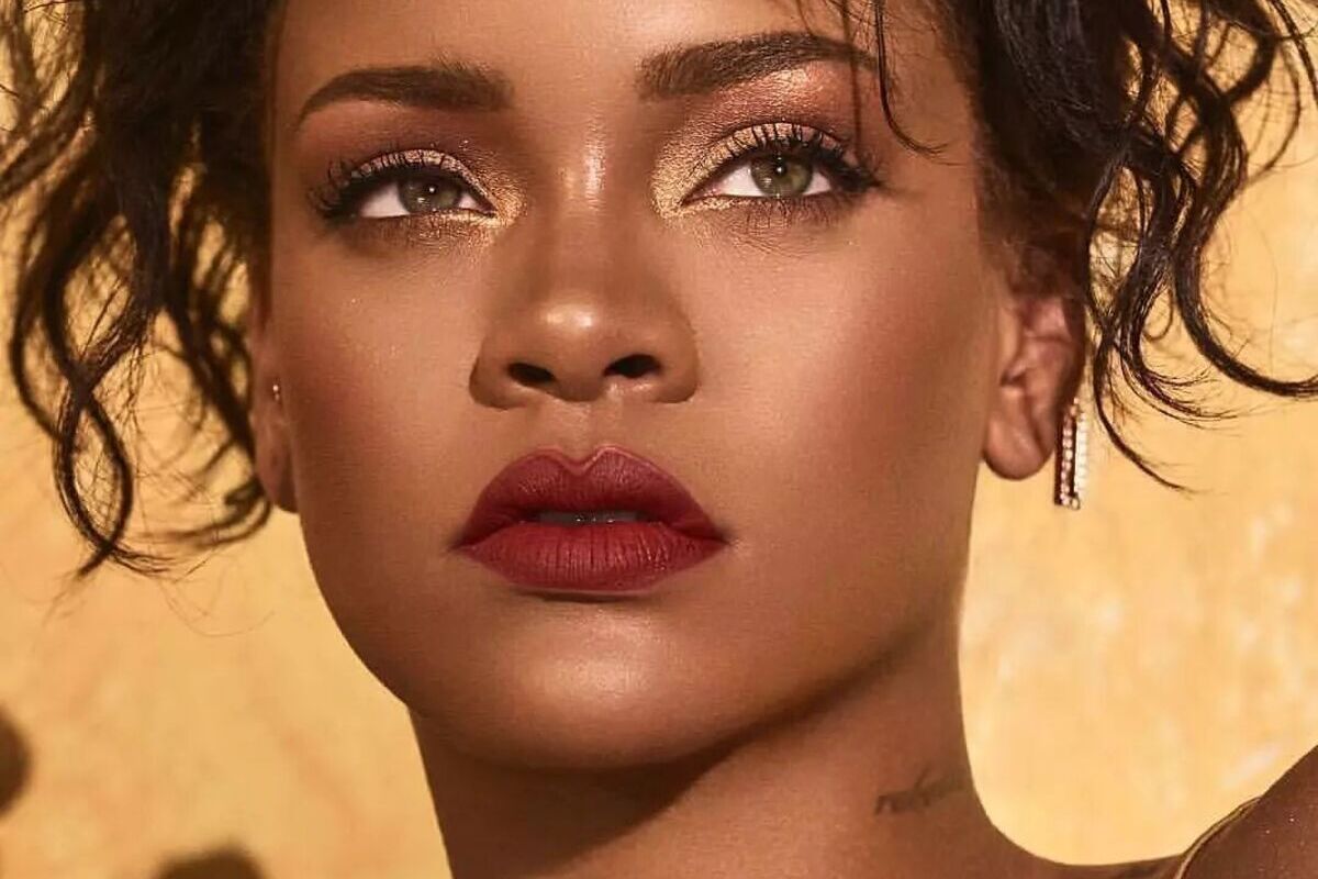 Rihanna tattoo collo-tiny tattoo tendenza