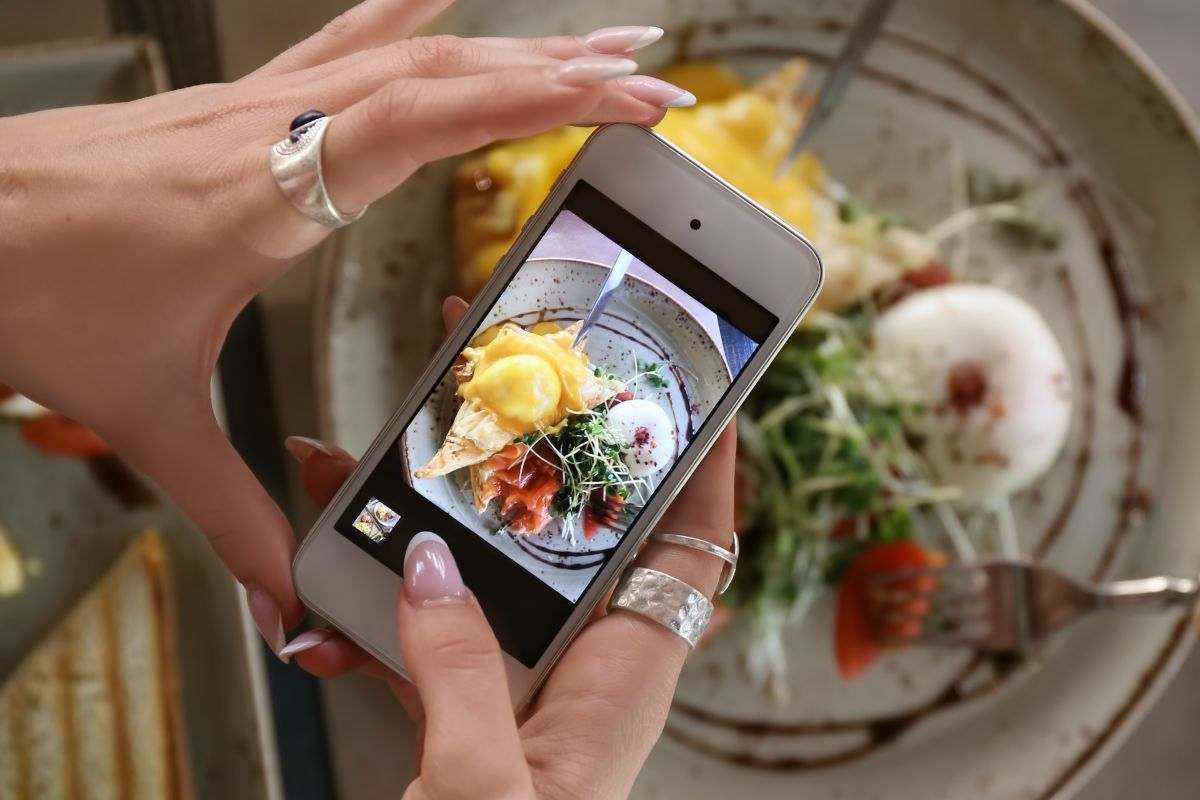 persona che scatta con lo smartphone