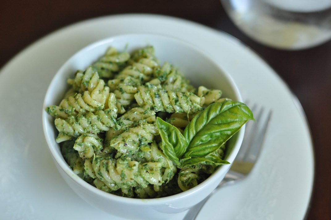 Fusilli al pesto freddo, ricetta light