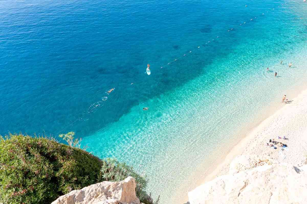 spiaggia e mare visti dall'alto