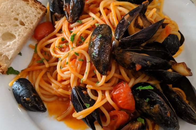 spaghetti con le cozze su piatto da portata