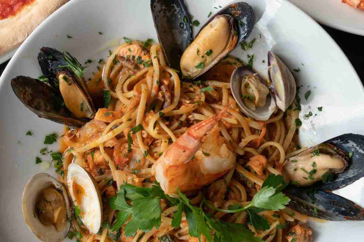 spaghetti con le cozze su piatto da portata