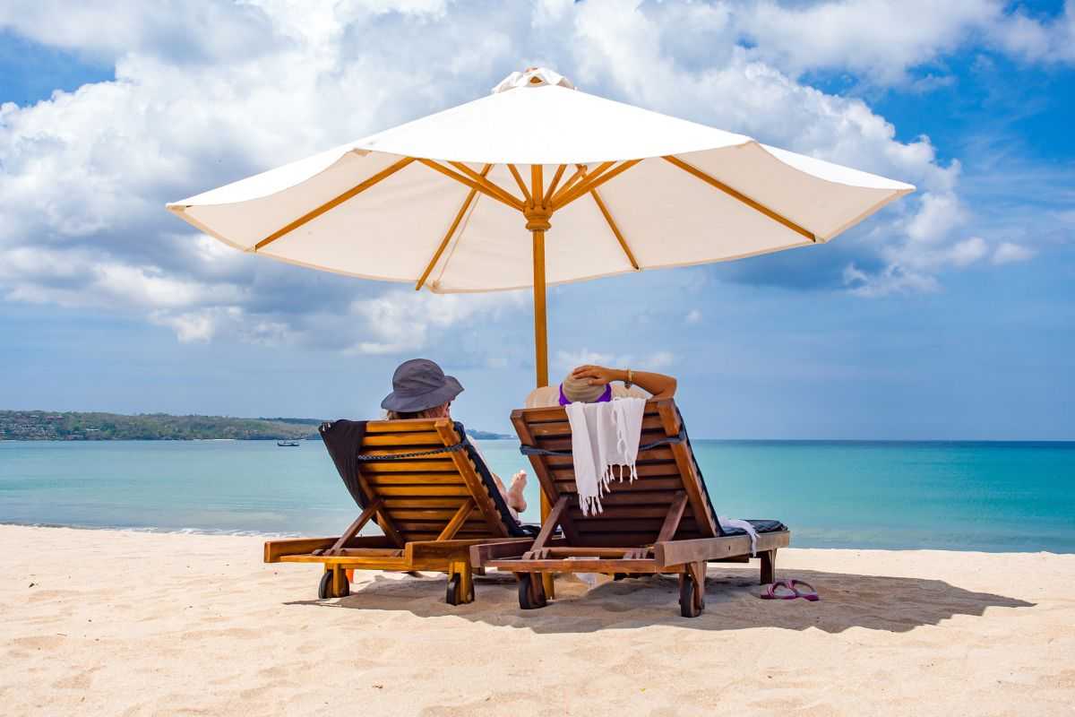 ombrellone e lettini in spiaggia