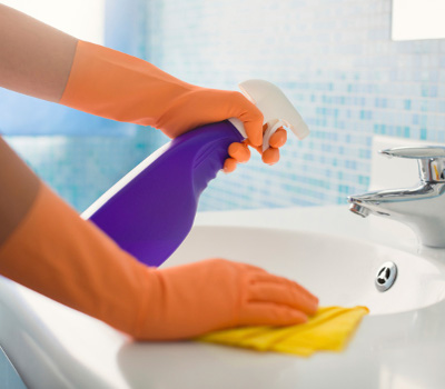 Come pulire le piastrelle del bagno e della cucina