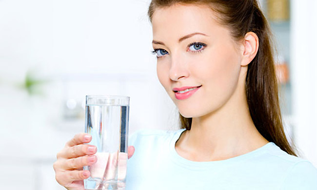 8 bicchieri di acqua al giorno servono davvero?