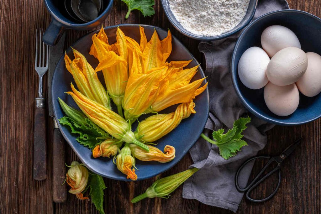 piatto con fiori di zucca uova e farina