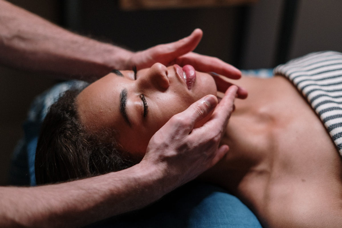 Massaggio facciale contro le rughe: come si fa e tutti i segreti