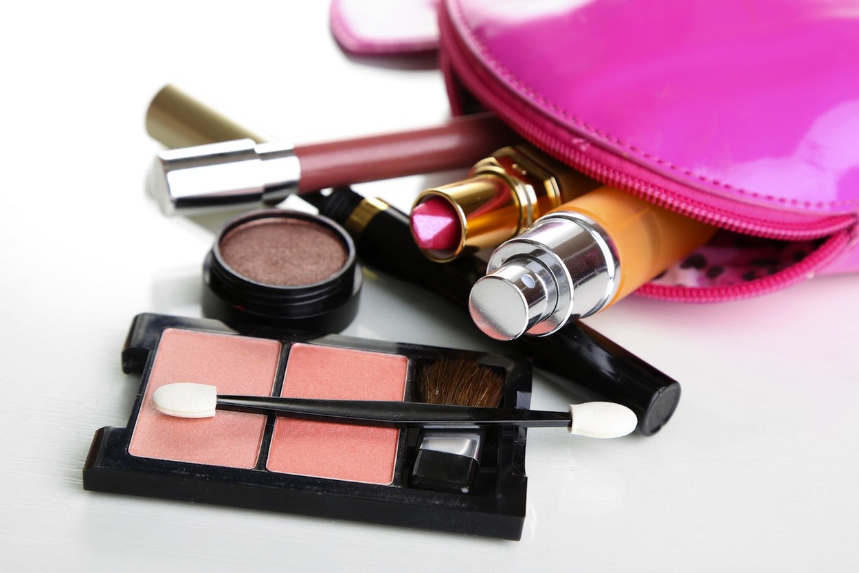 Tutti i cosmetici da avere sempre nella borsa