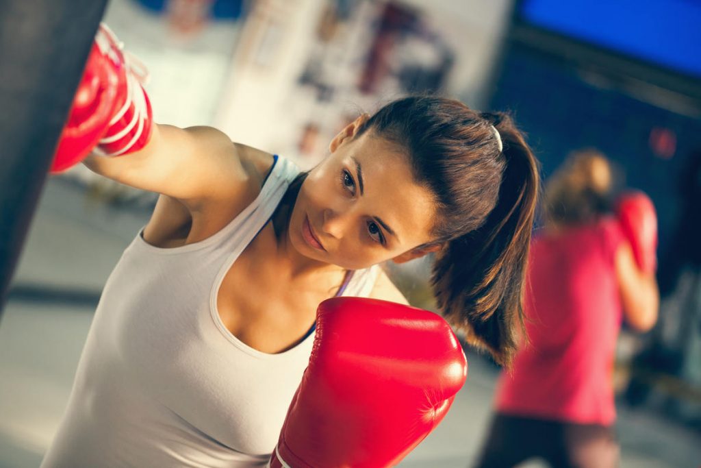 ragazza che pratica fit boxe