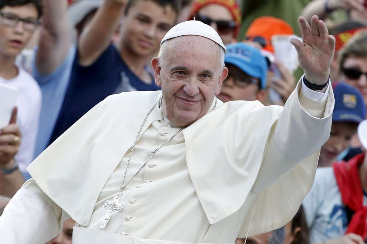 Papa Francesco acclamato dalla folla