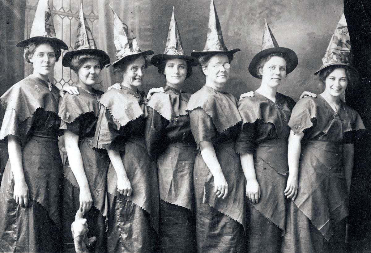 1910 donne vestite da streghe