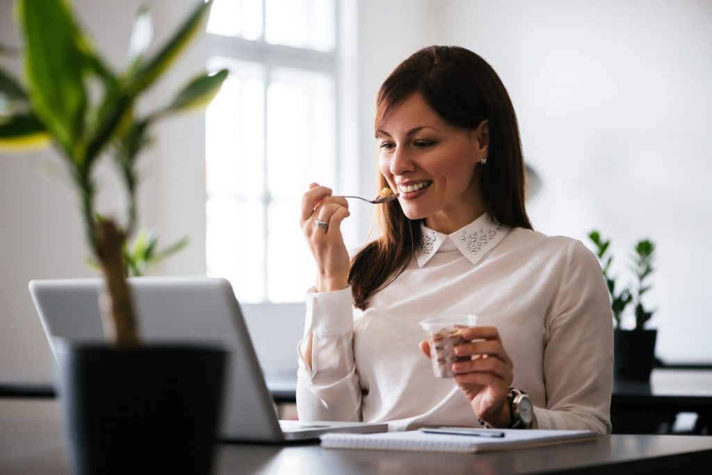 ragazza che mangia in ufficio