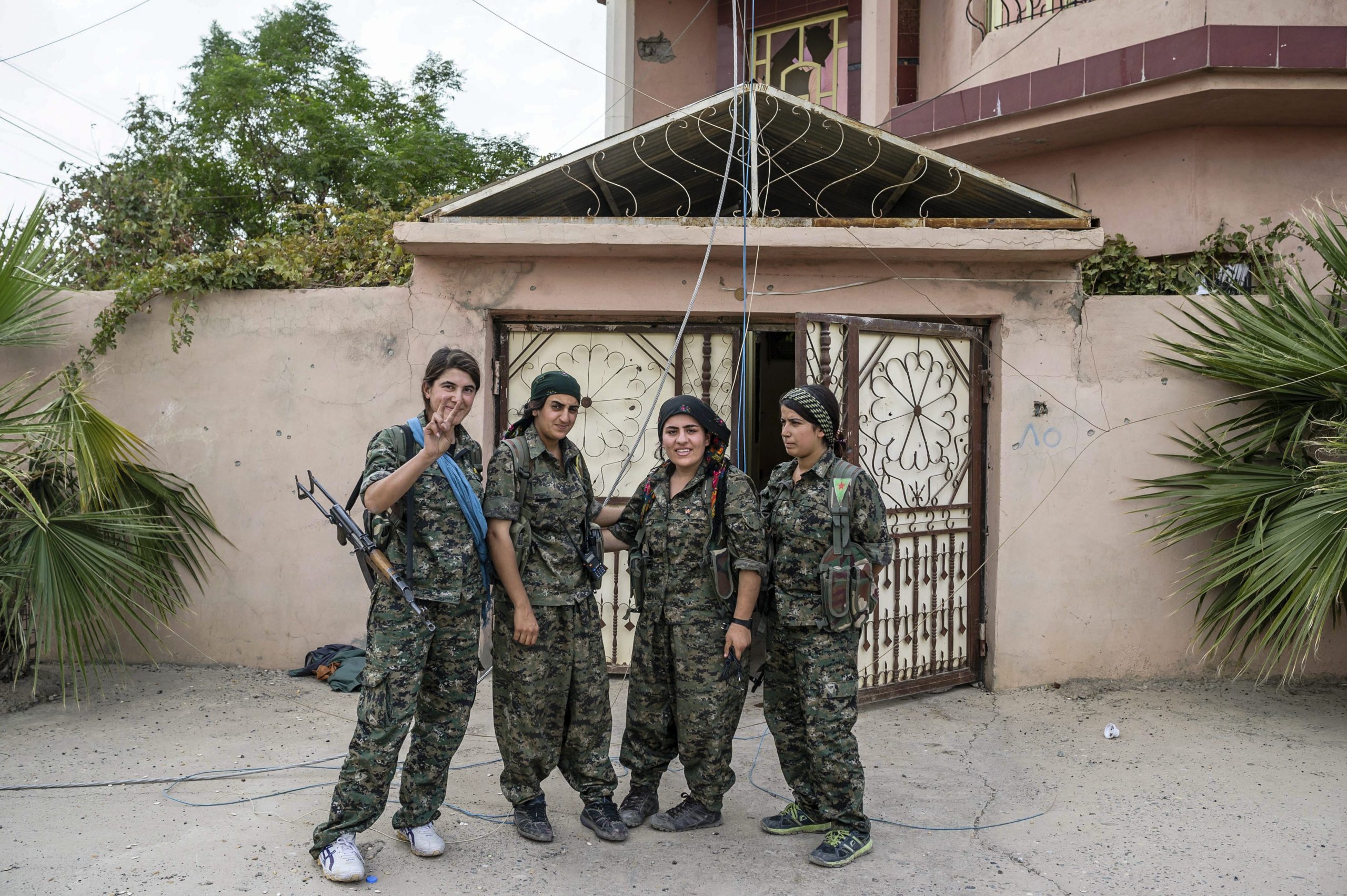 Donne contro l’Isis: il ruolo cruciale delle curde e musulmane nella lotta al terrorismo [FOTO]