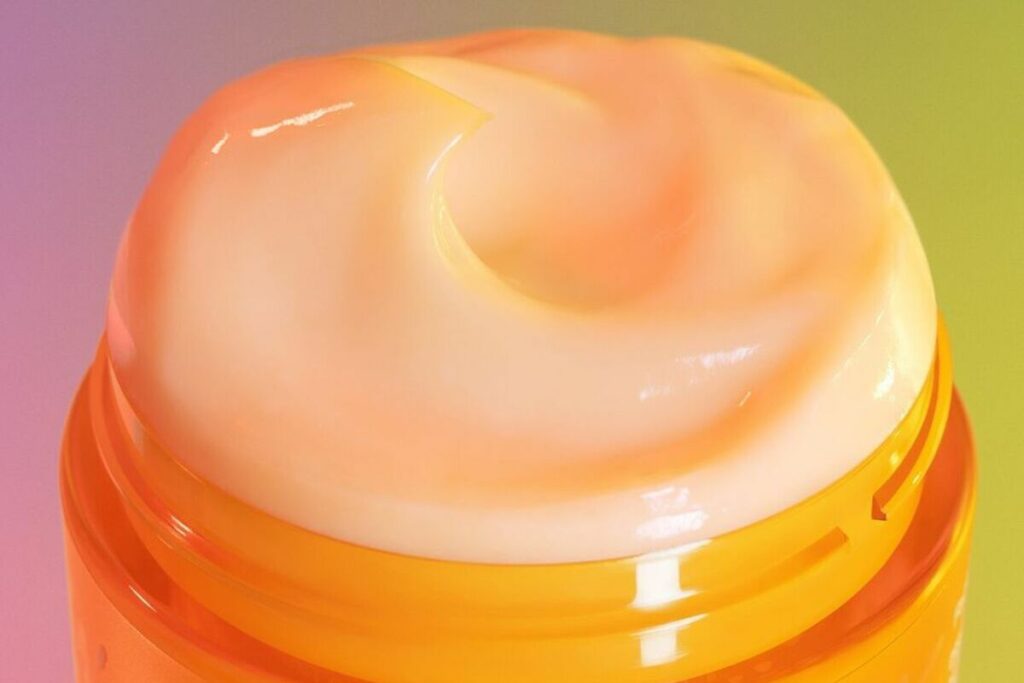 Close-up su crema viso Olehenriksen C-Rush Brightening Gel Crème