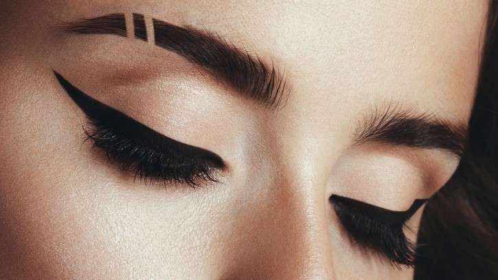 Sopracciglia rasate le eyebrow slits