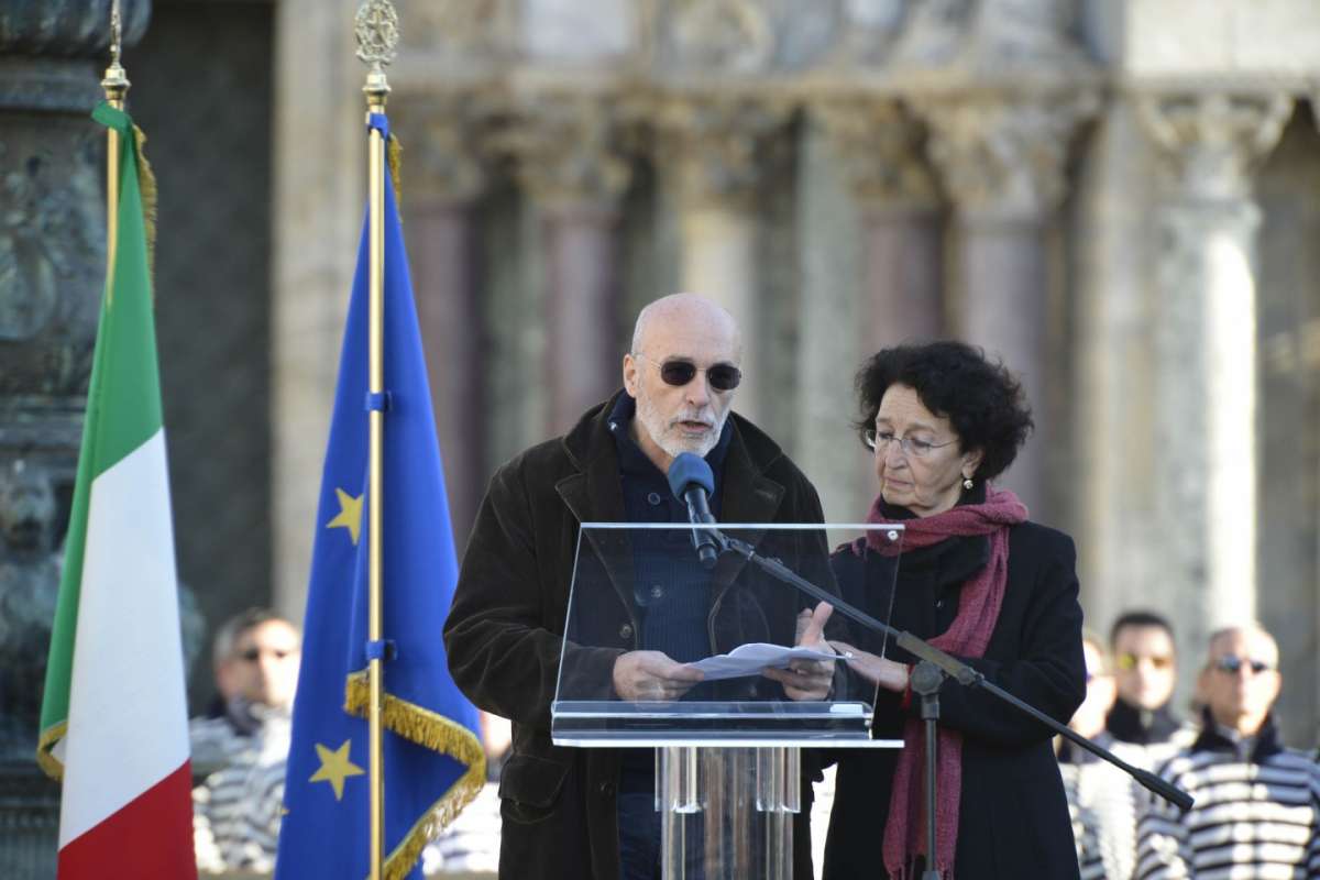 Valeria Solesin, il padre ai funerali: No al fanatismo in nome della religione [FOTO]