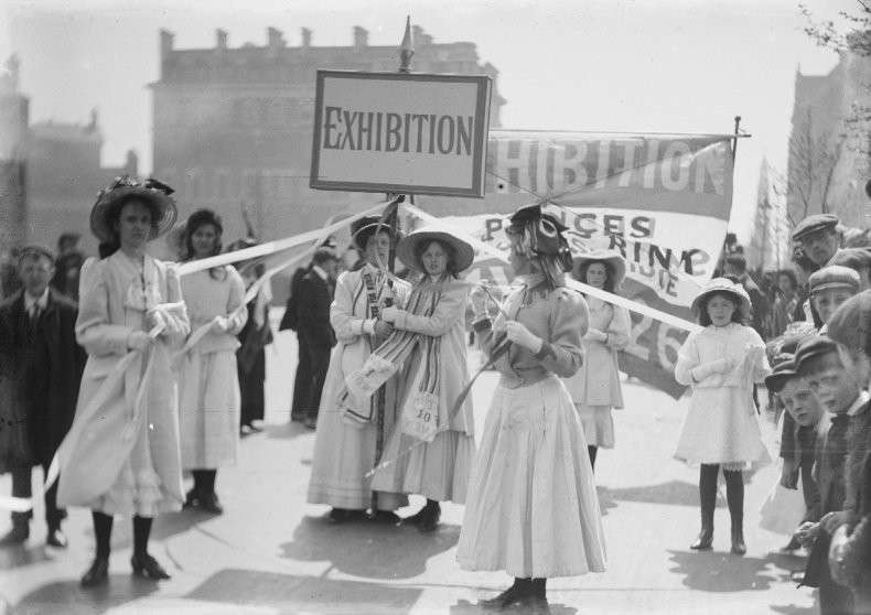 Giovani suffragette durante un evento pubblico ritratte da Christina Broom