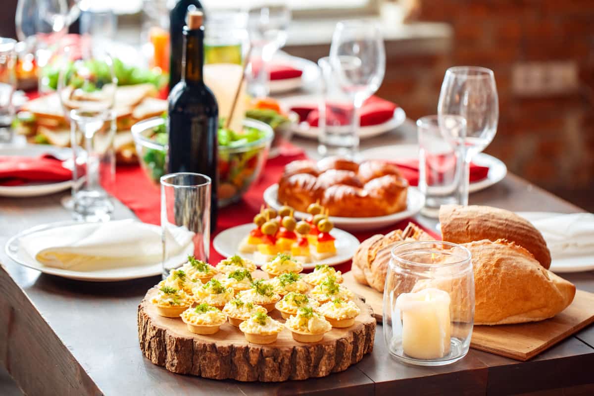 tavola di natale imbandita con portate vegane
