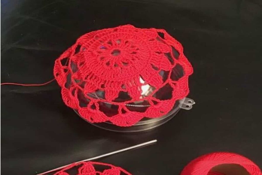 pallina di Natale di colore rosso creata con filo e uncinetto