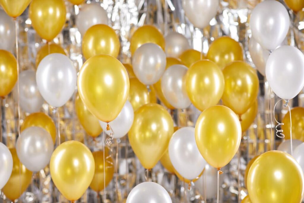 palloncini di colore oro e bianco