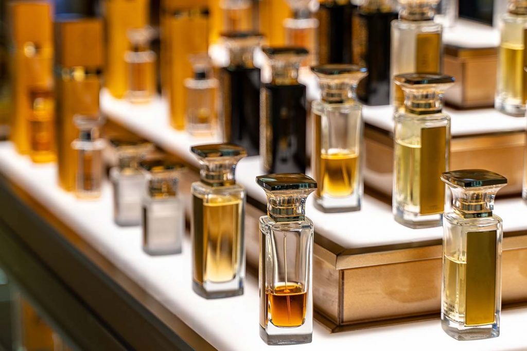 Vetrina con profumi in esposizione