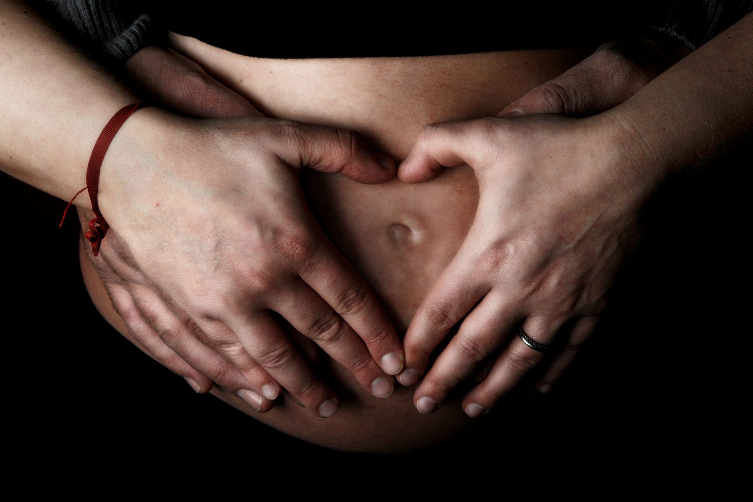 Usa, padre biologico vuole l’aborto: la madre surrogata rifiuta e gli fa causa