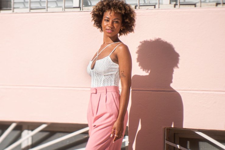 ragazza in posa con outfit rosa e bianco