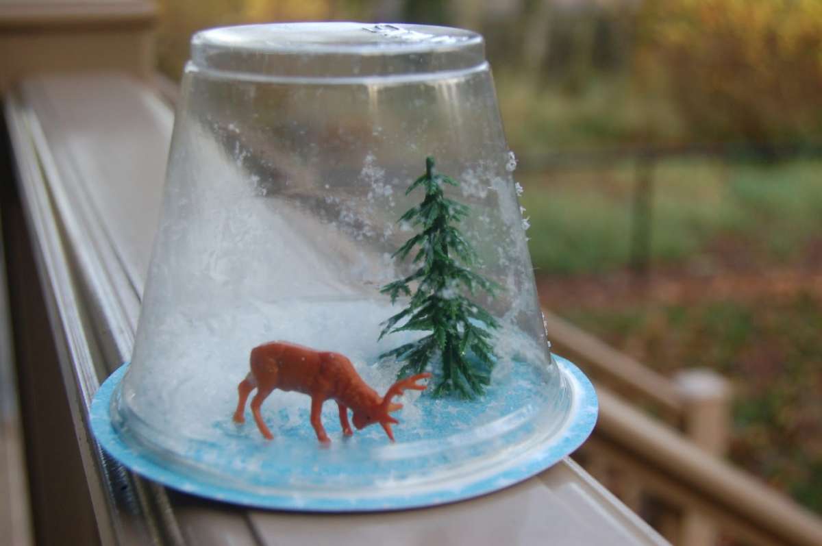 Lavori con bicchieri di plastica: tante idee fai da te per i bambini [FOTO]