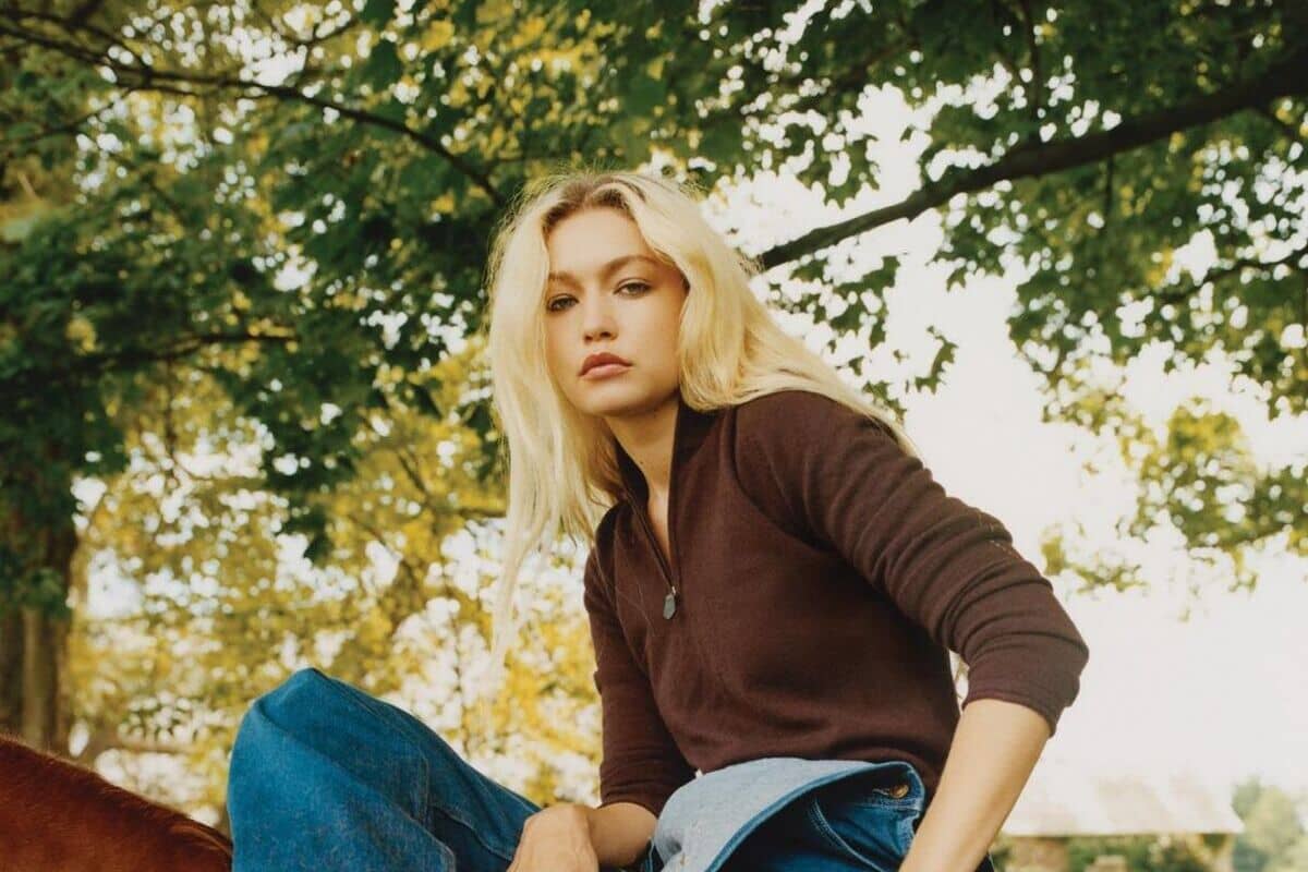 Scatto di Gigi Hadid in montagna su un cavallo
