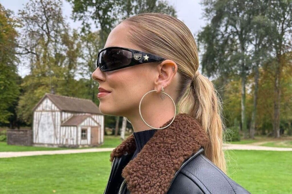 Chiara Ferragni con coda bassa - idee acconciature per capelli in montagna