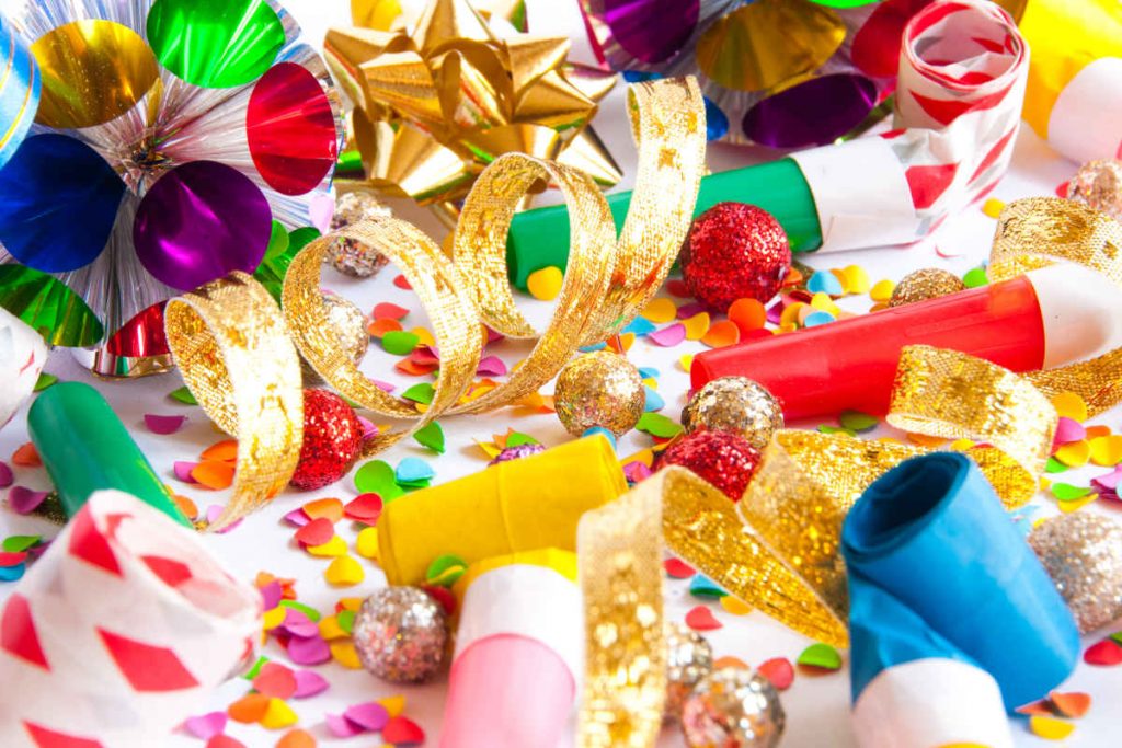 coriandoli e festoni sulla tavola con il menu carnevale