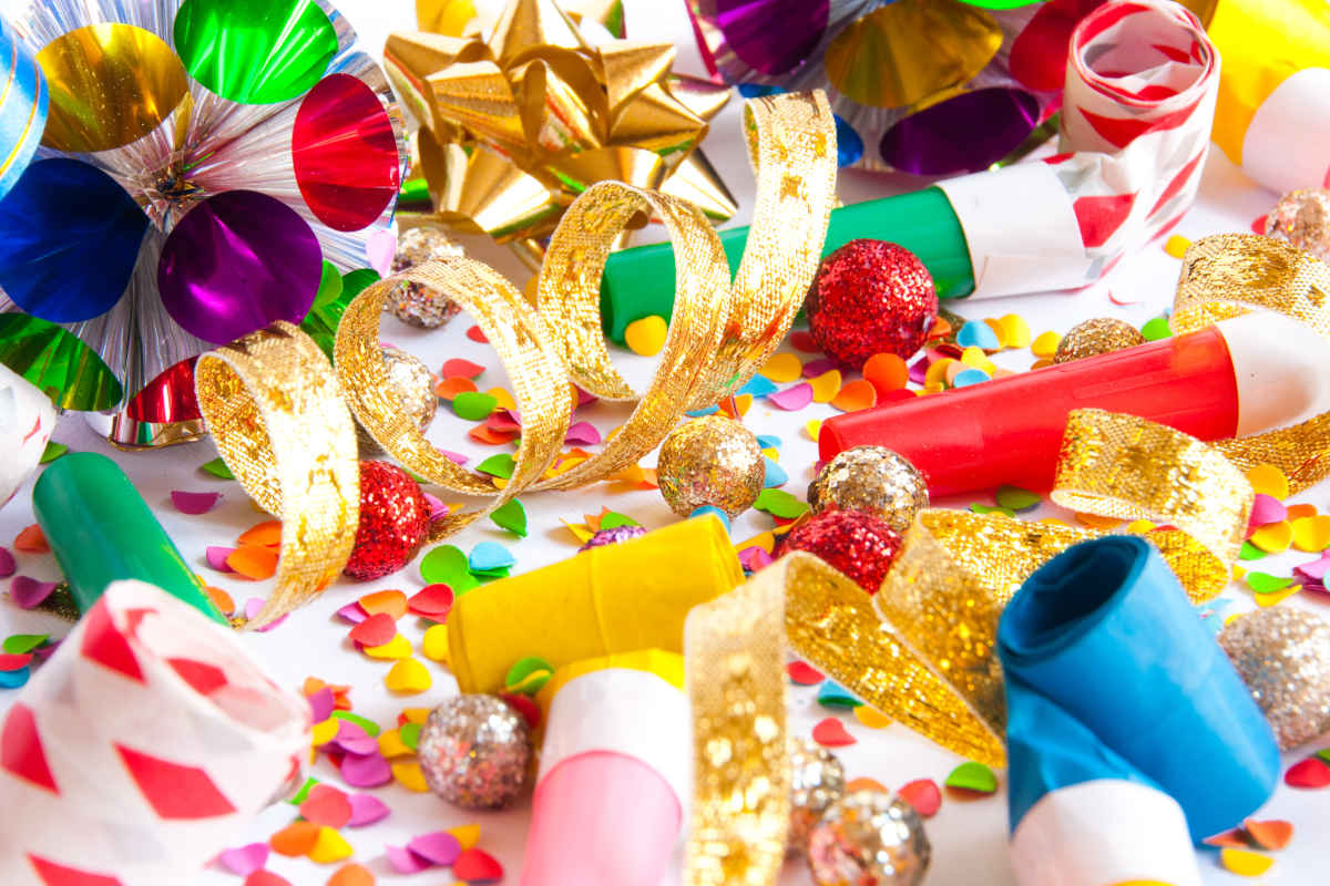 coriandoli e festoni sulla tavola con il menu carnevale