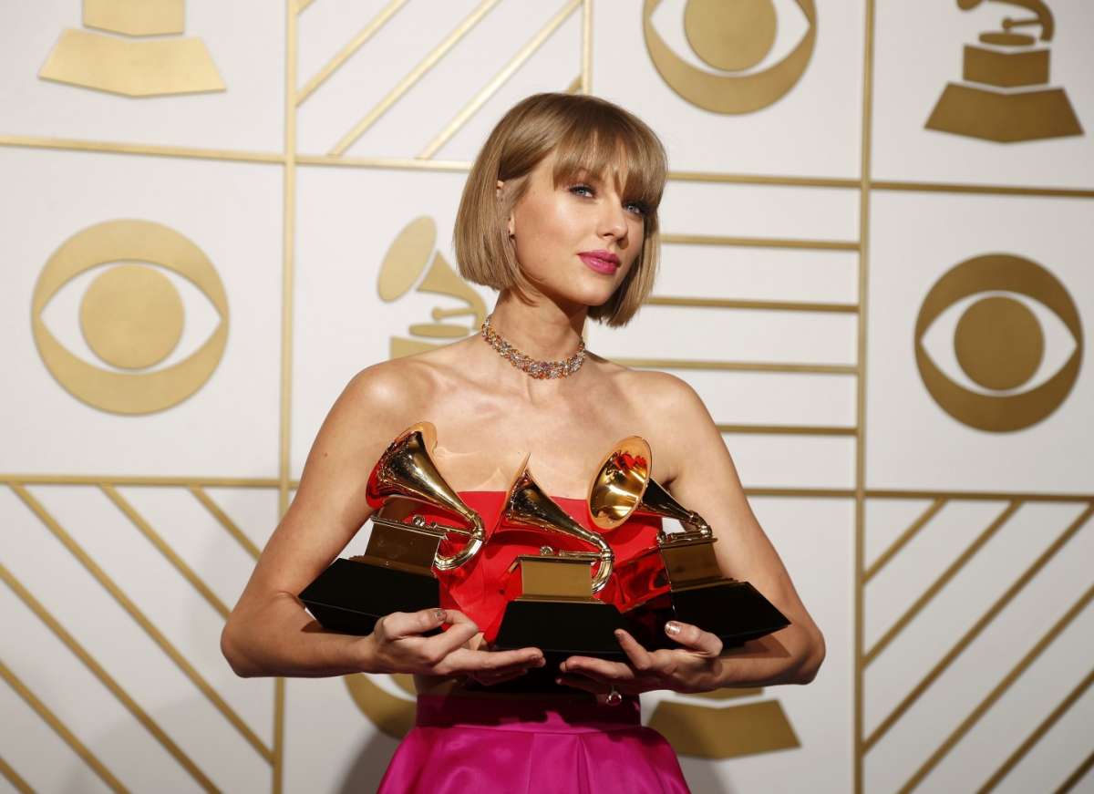 Grammy Awards 2016, Taylor Swift trionfa e lancia un messaggio alle donne [FOTO]